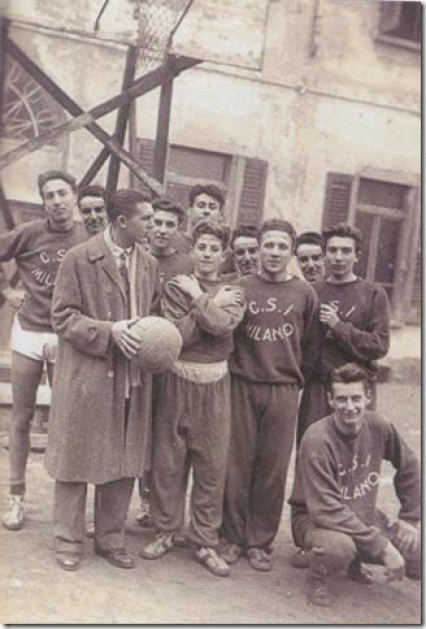 Mario Borella con i suoi allievi tra cui Gamba (primo a sinistra)